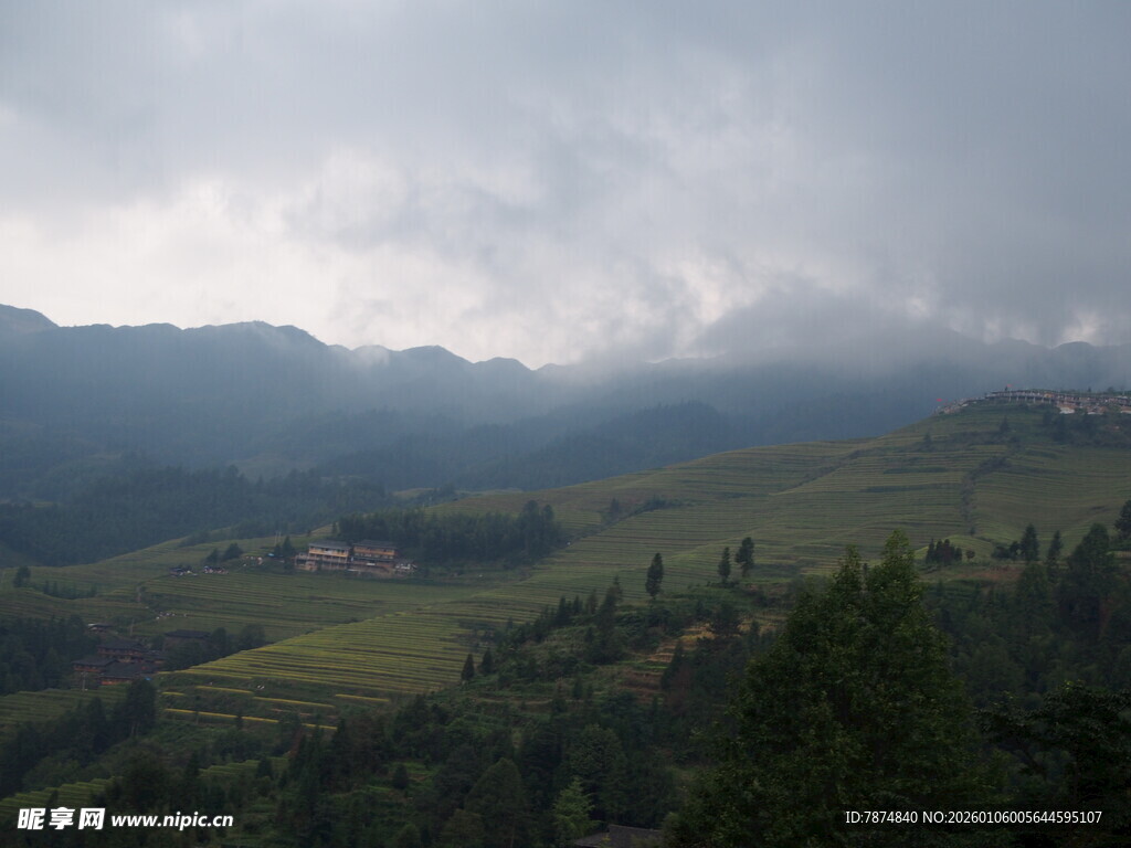 云雾缭绕的山间美景