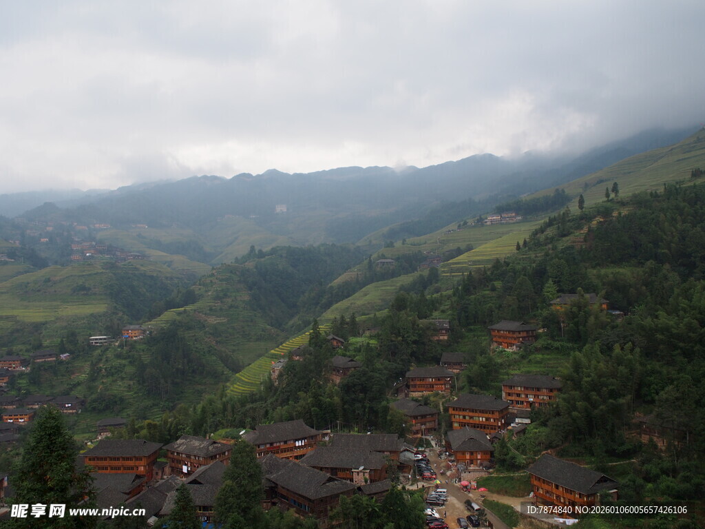 山间村落云雾缭绕美景