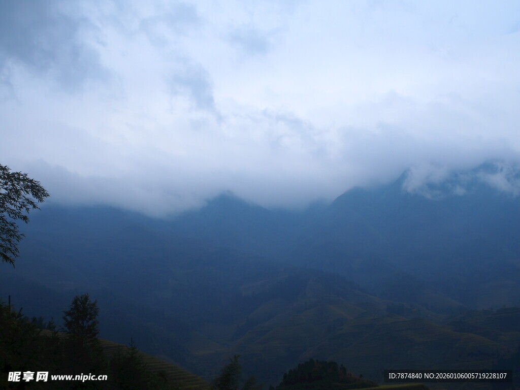 云雾缭绕的山峦美景