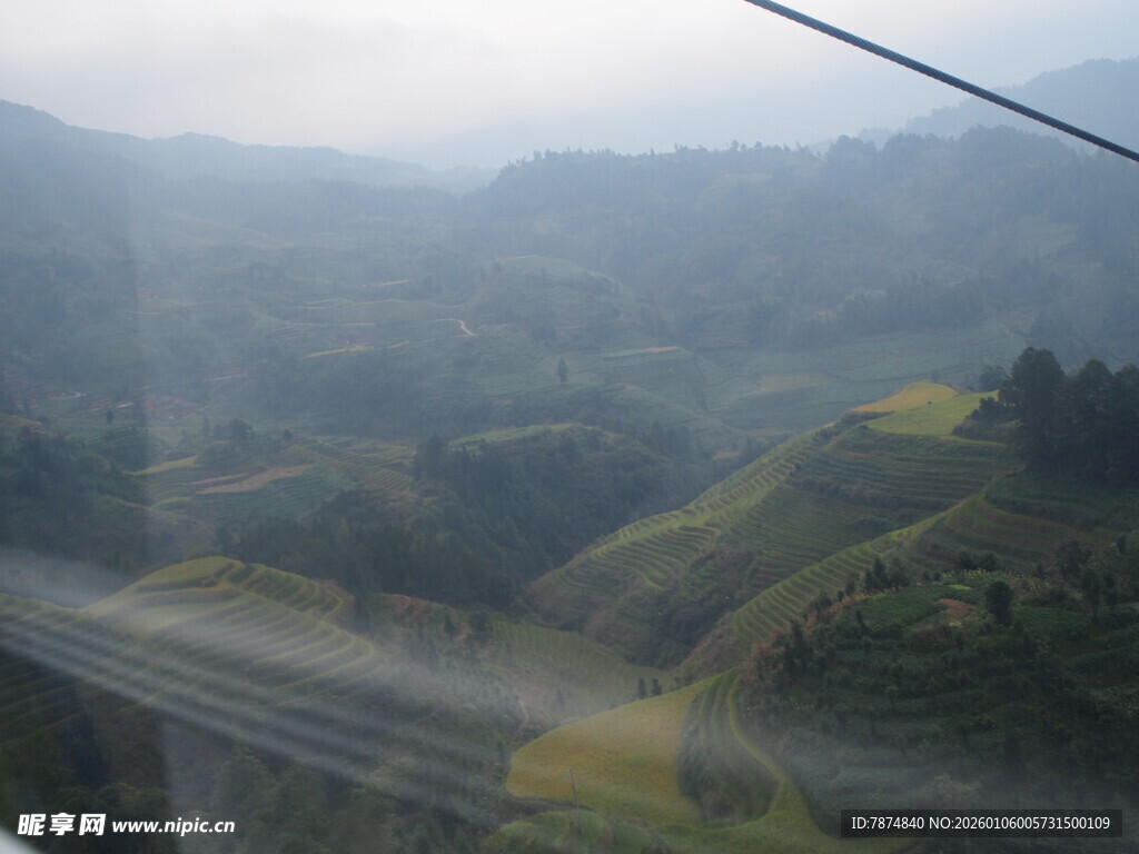 缆车视角下的山间景致