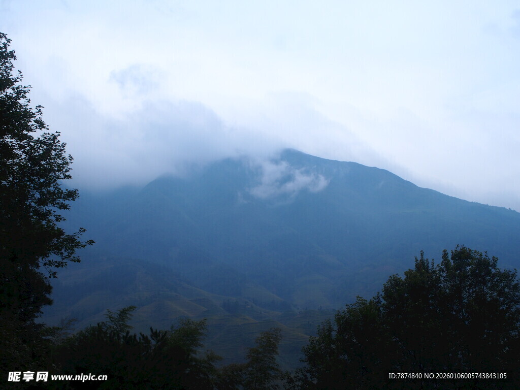 云雾缭绕的山间景致