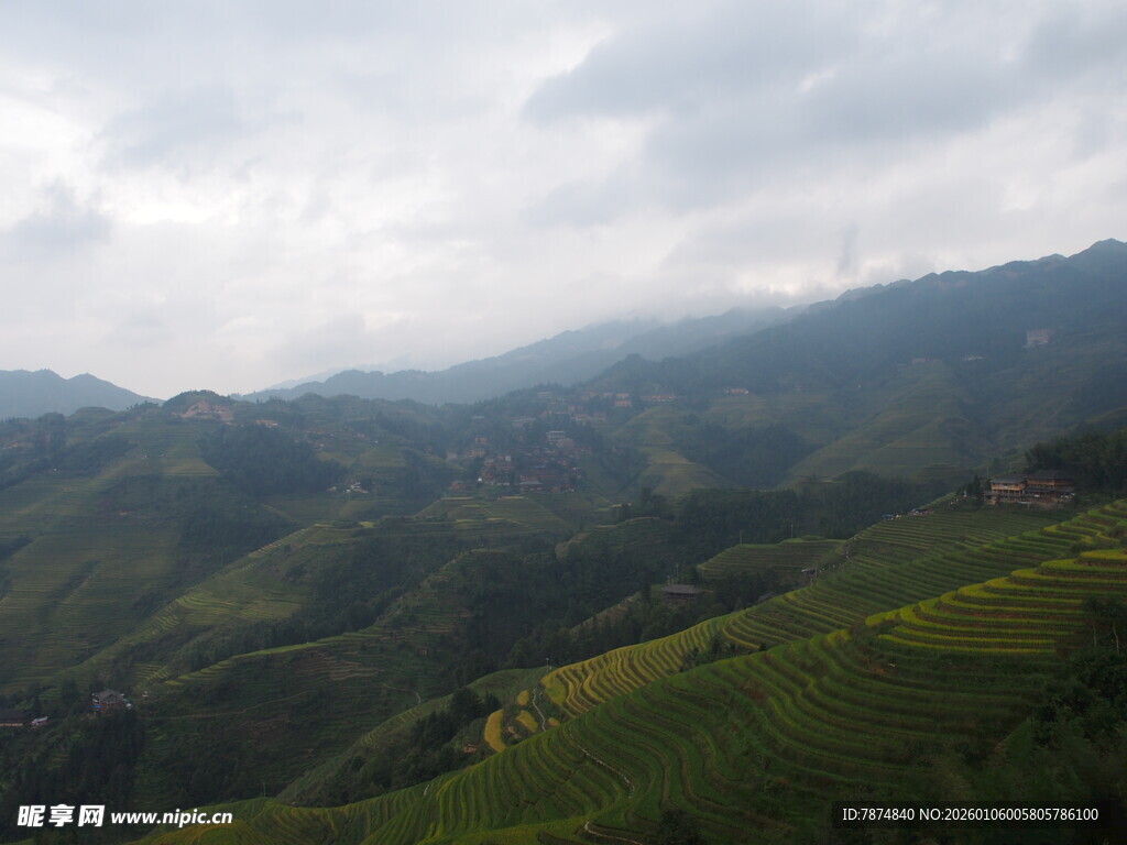 山间绿野 云雾缭绕美景