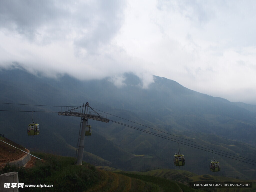 山间云雾中的电力设施