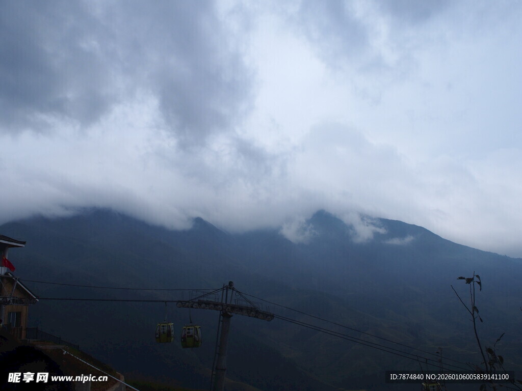 云雾缭绕的山峦美景