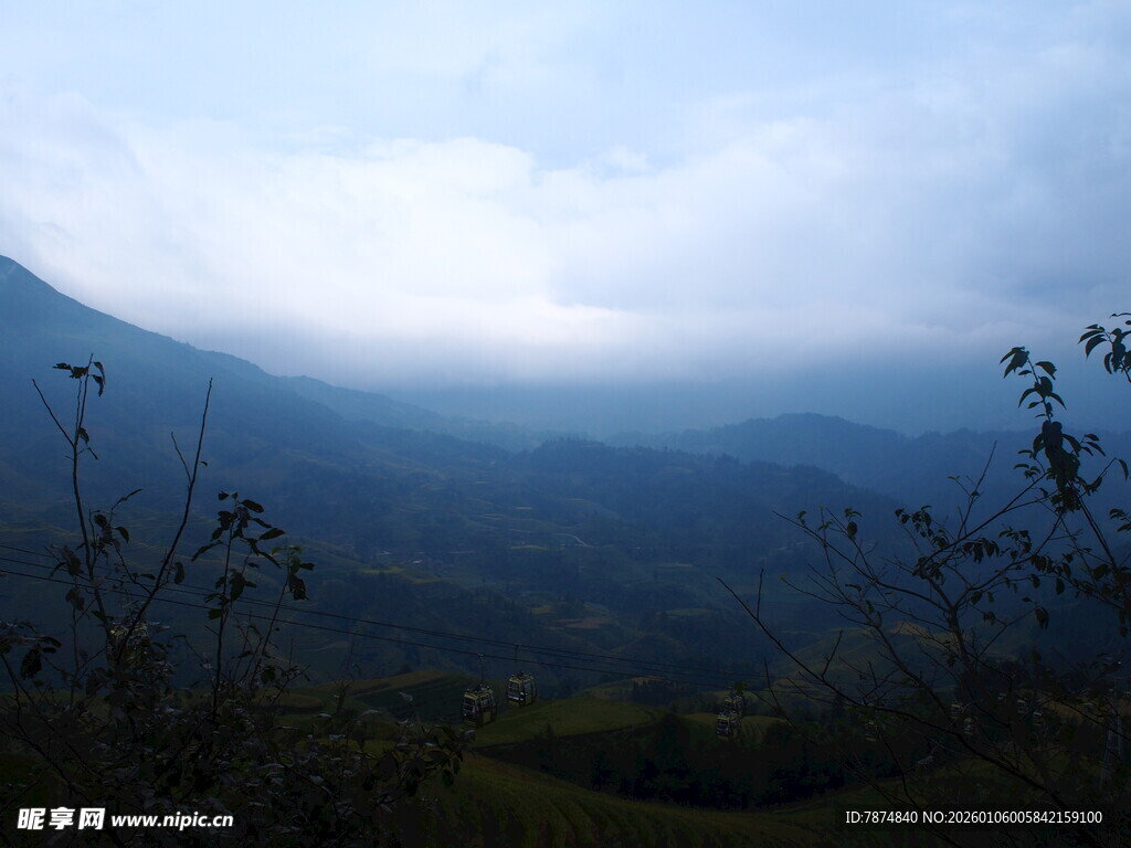 云雾缭绕的山间美景