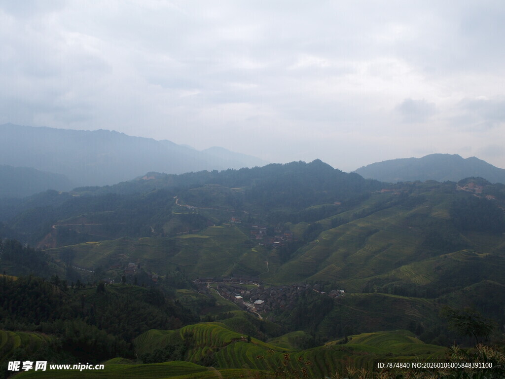 山间云雾缭绕的绿色景致