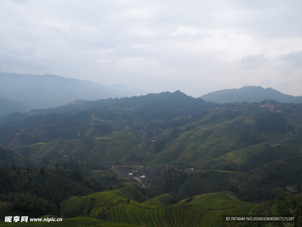 山峦叠翠间的乡村景致