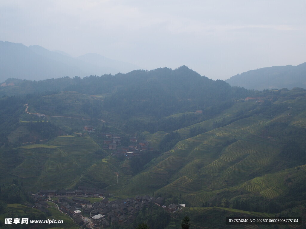 山峦叠翠的秀丽山间景色