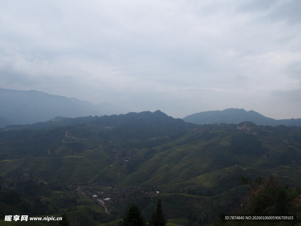 云雾缭绕的山峦美景