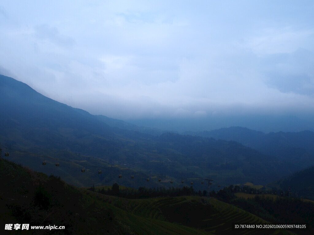 云雾缭绕的山间美景