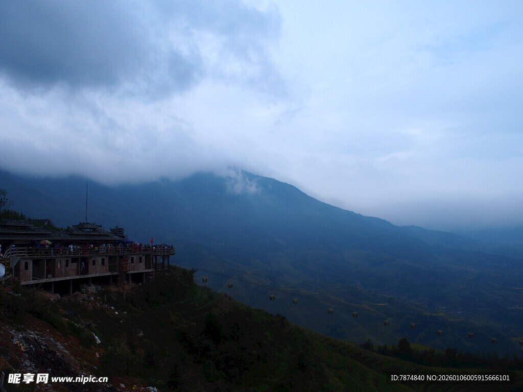 山间云雾缭绕的村落景色