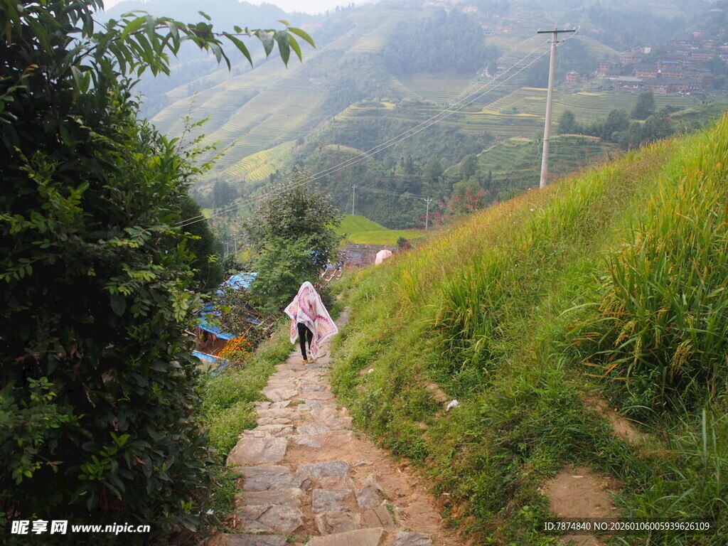 山间小径上的徒步者
