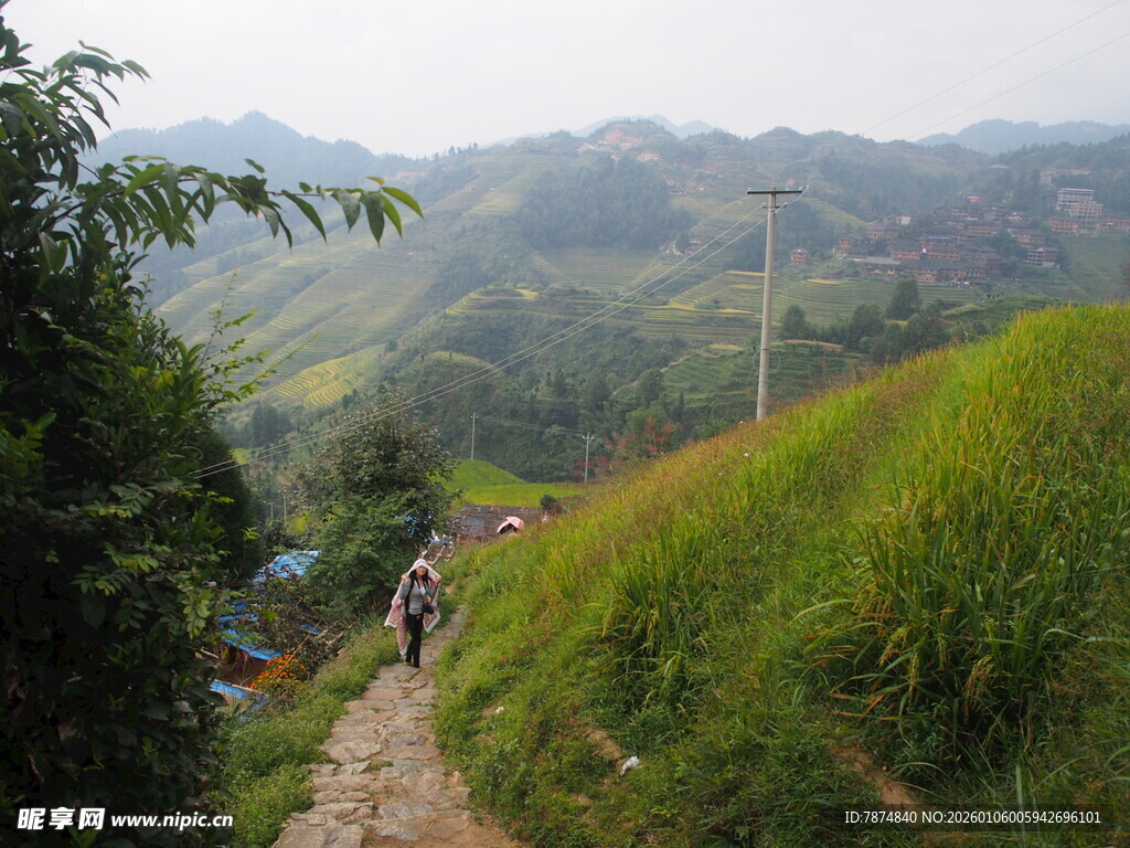 山间小径上的徒步者