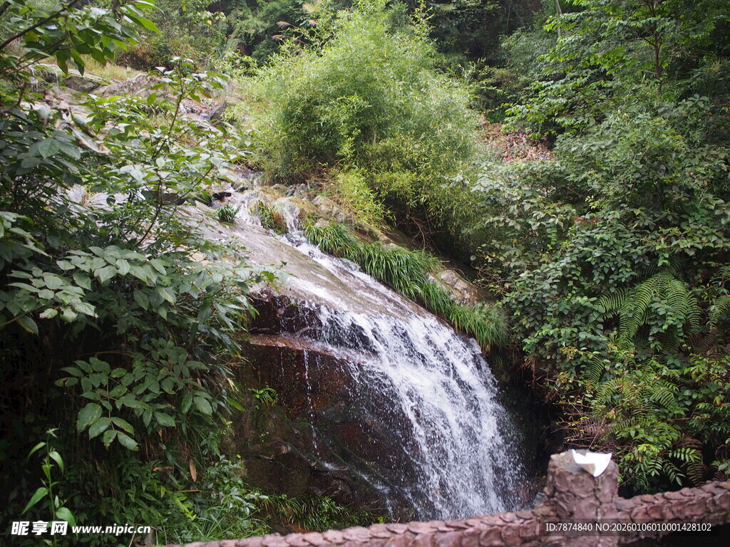 山间小瀑布的自然景致