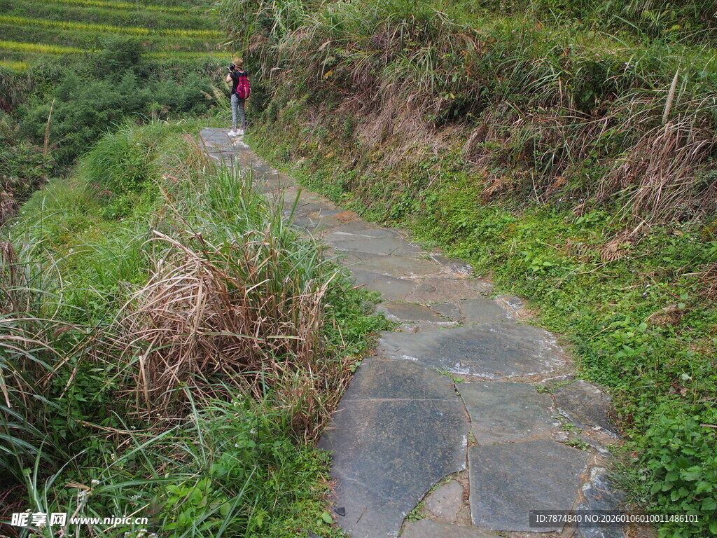 山间石板小径徒步景象