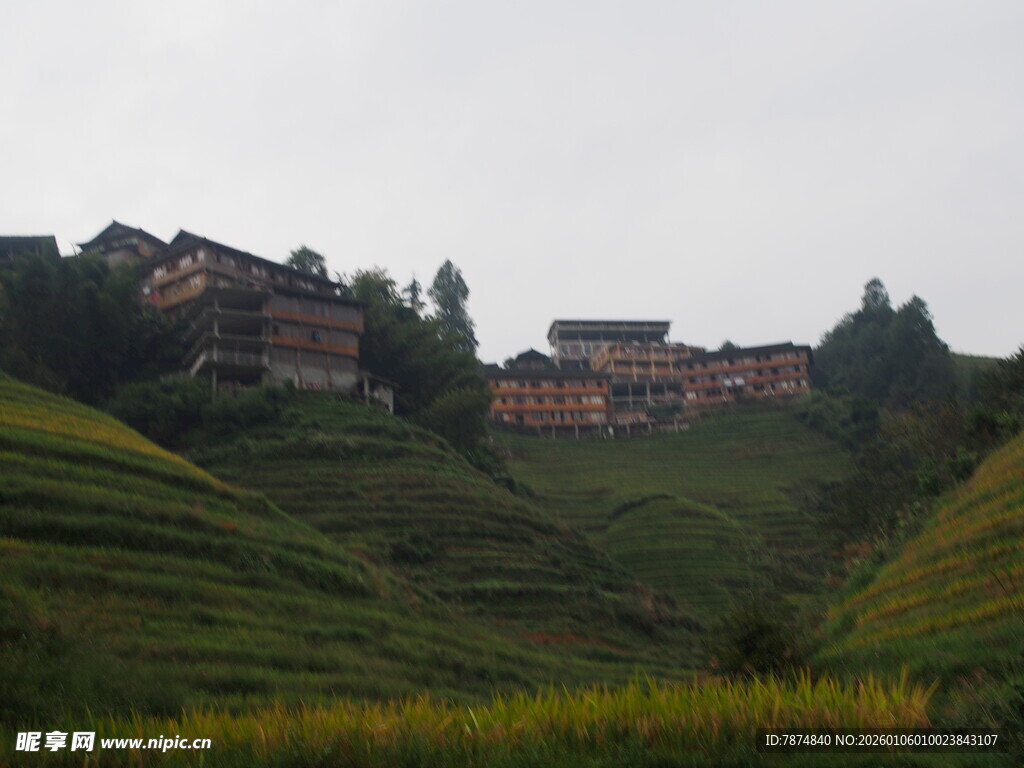山坡上错落有致的传统民居