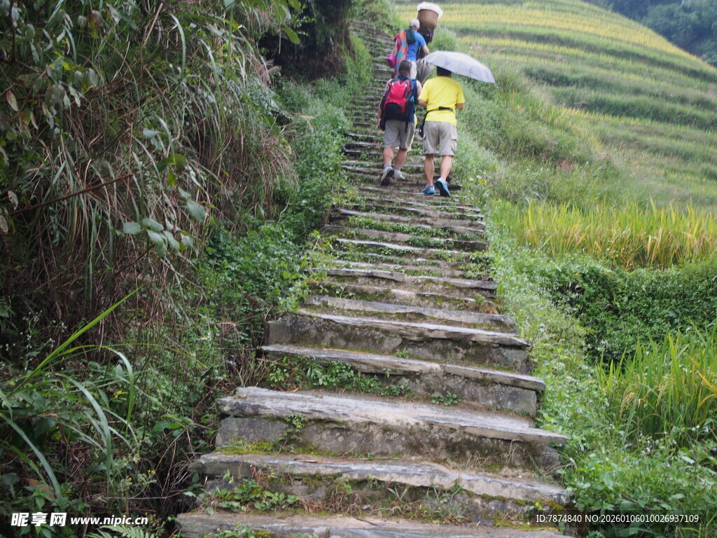 山间徒步者攀登石阶小径