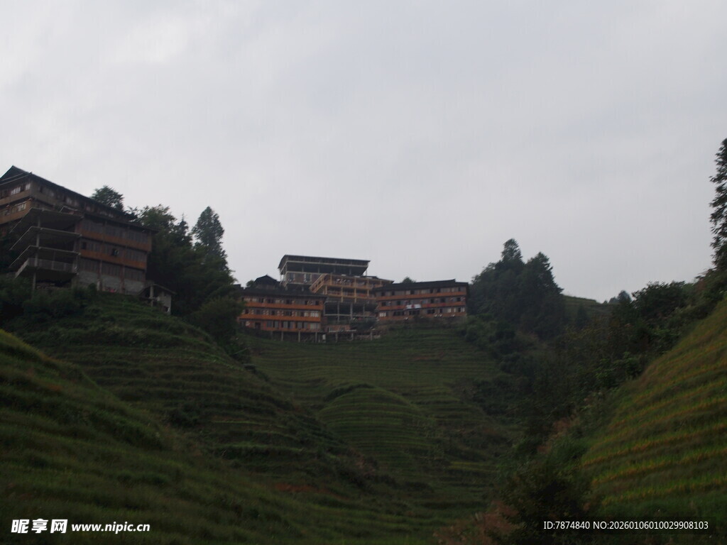 山间梯田旁的古朴村落