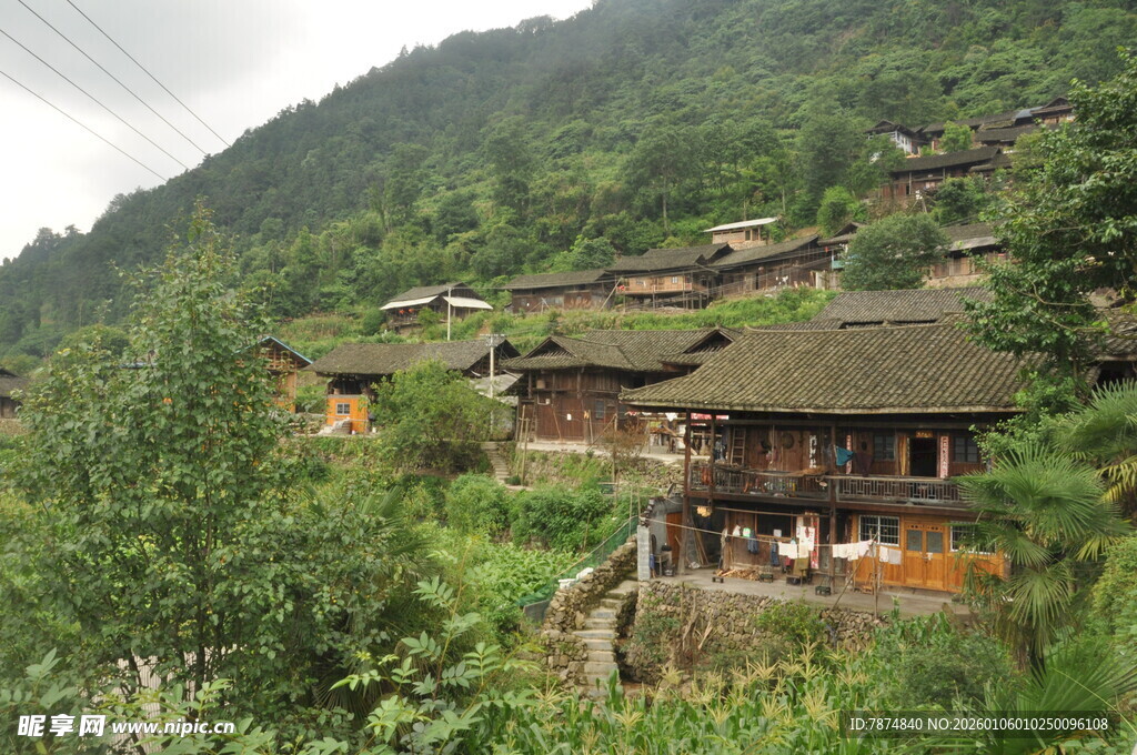 山间村落 古朴民居隐于绿