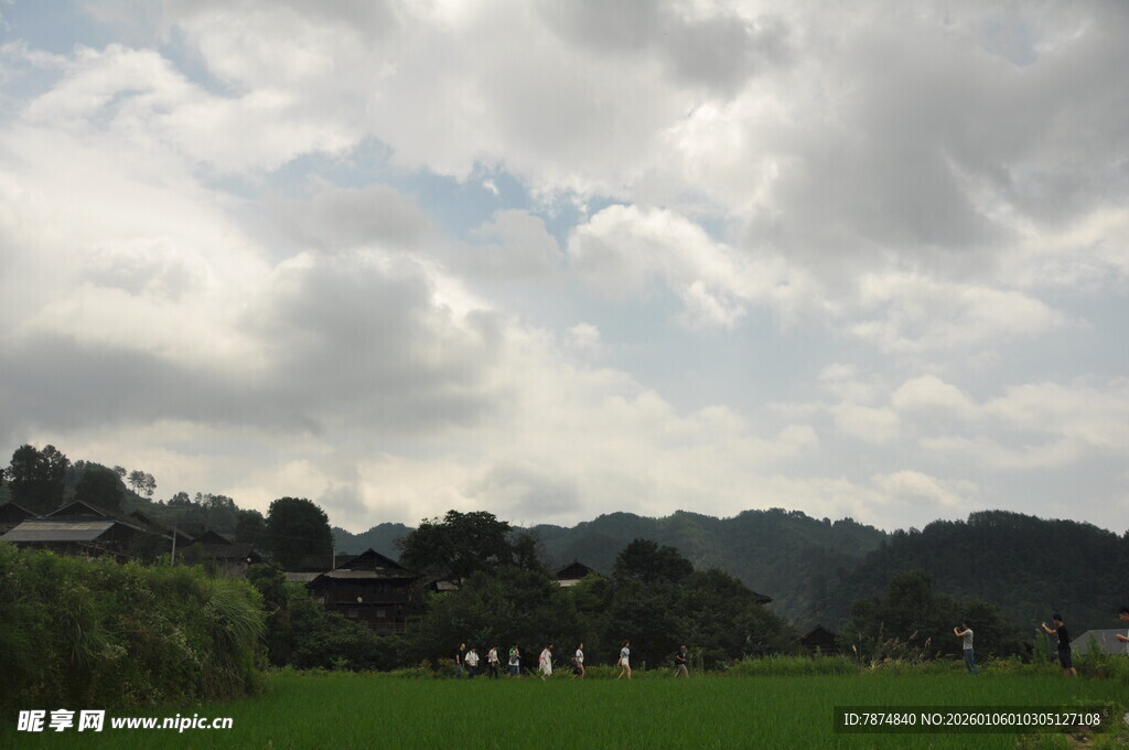 乡村田野间的云景风光