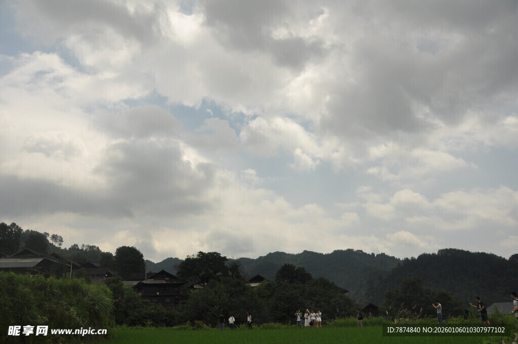 乡村天空下的田园景致