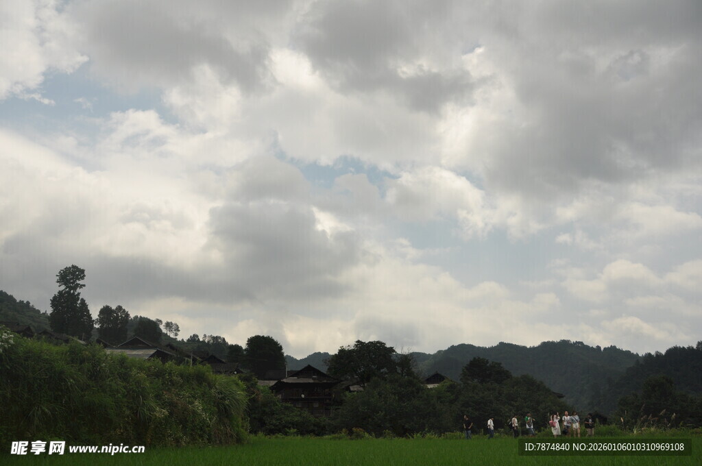 乡村田野间的多云景致
