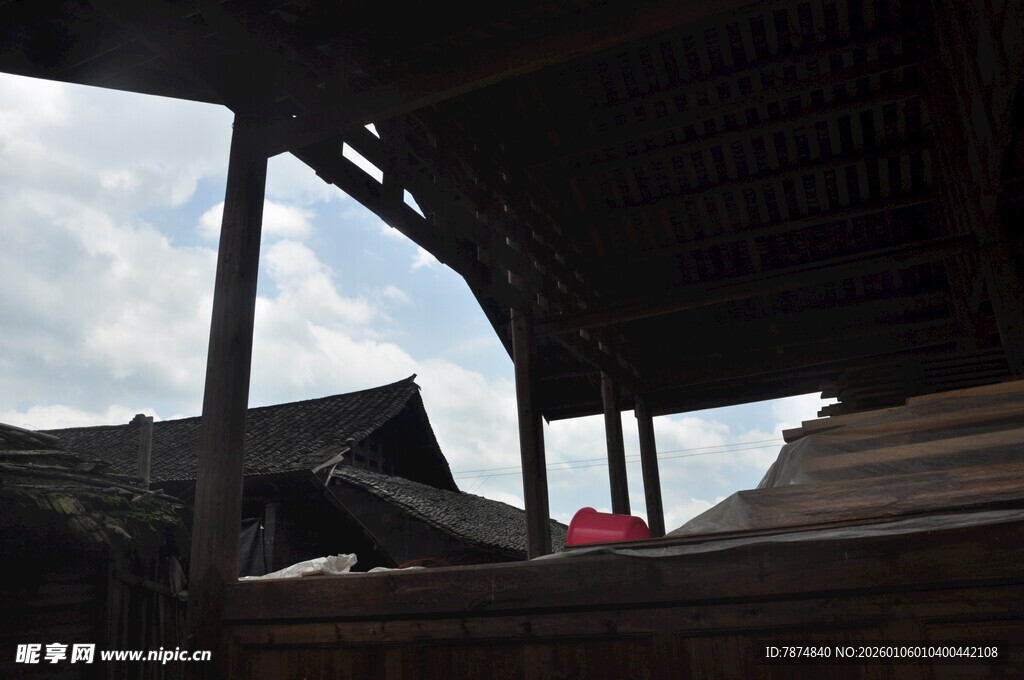 受损的木质建筑屋顶