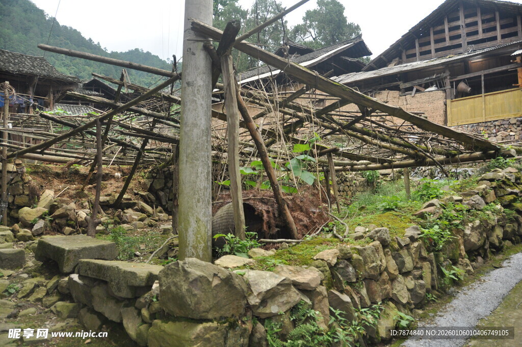 古朴山村废弃的木质架构