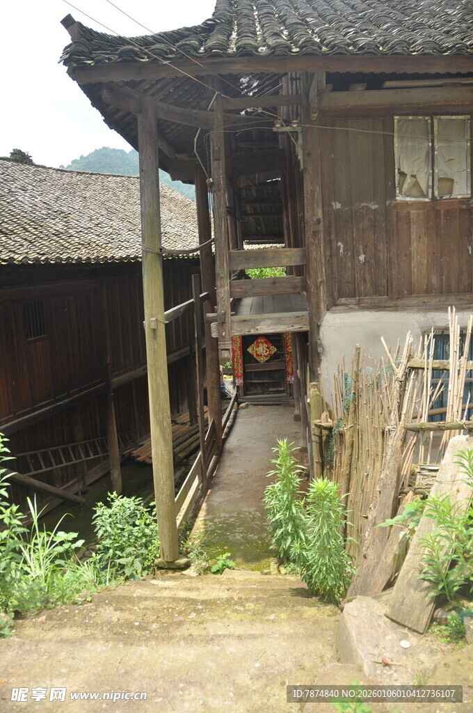 古朴乡村木屋庭院一角