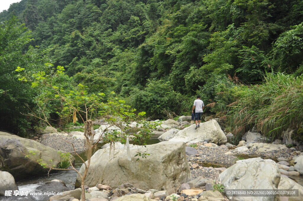 山间溪流旁的徒步者