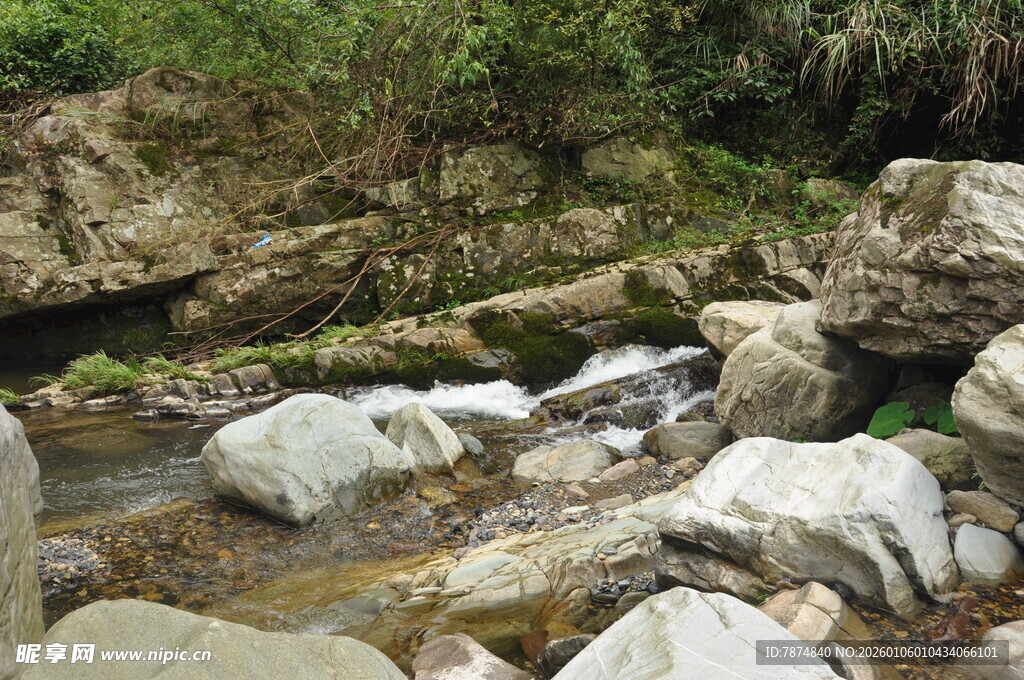 山间溪流与嶙峋怪石