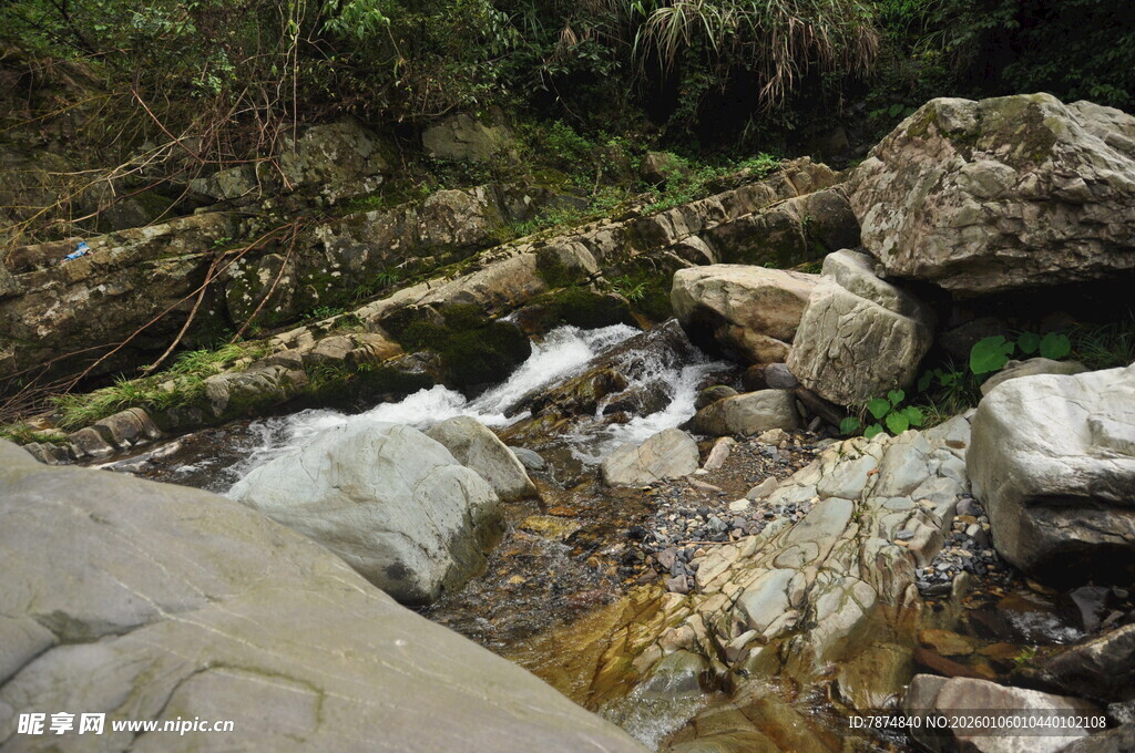 山间溪流潺潺 石景清幽