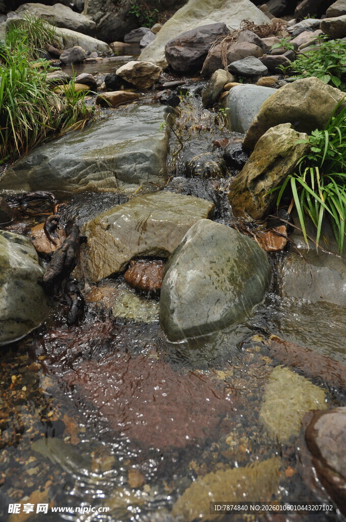 山间溪流中的嶙峋石块