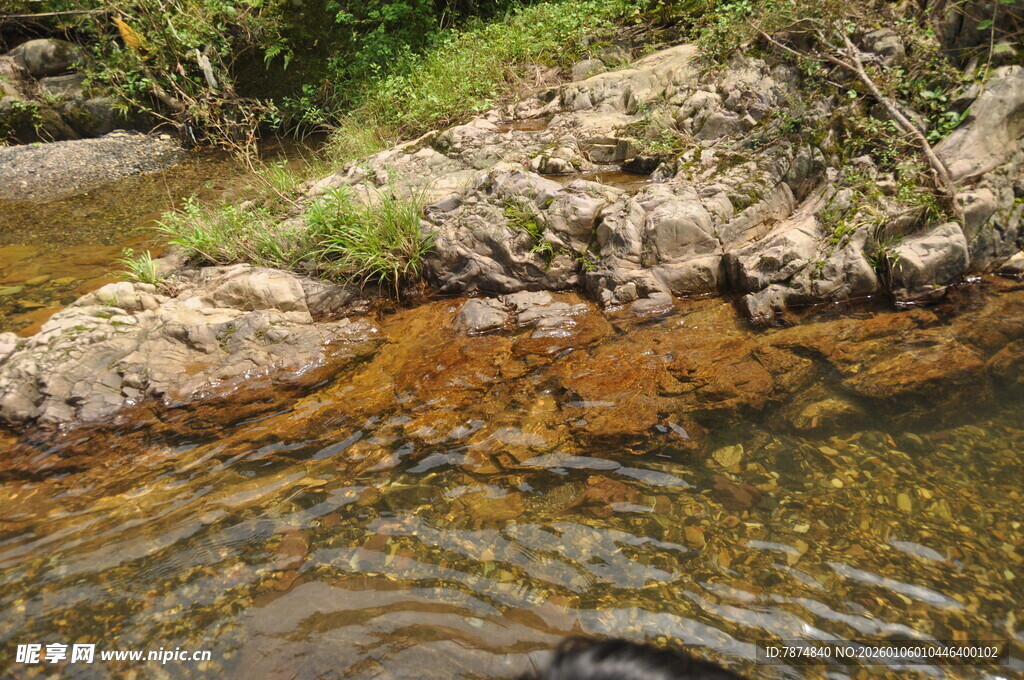 山间清澈溪流与岸边岩石