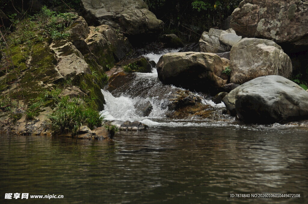 山间溪流潺潺 石畔水景