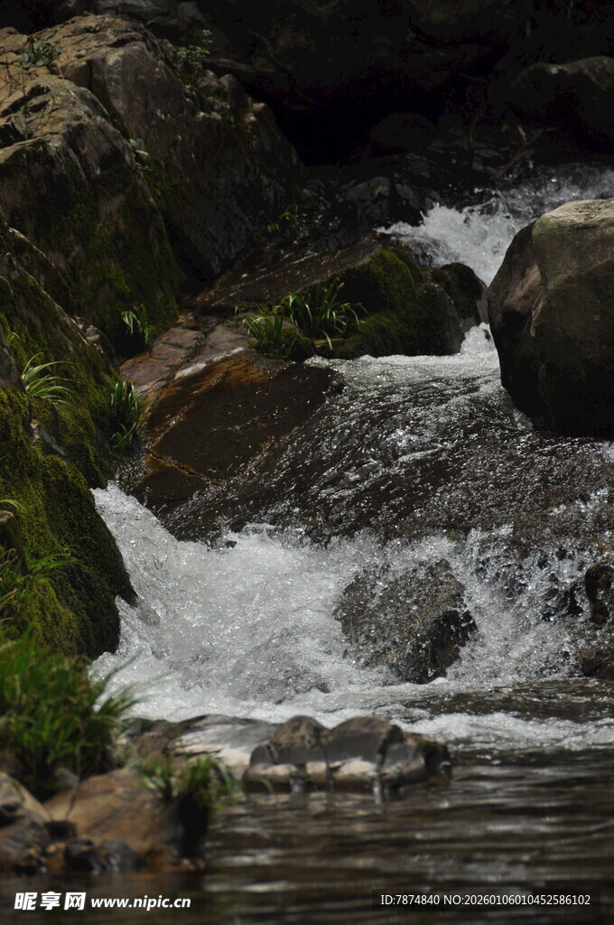 山间溪流瀑布自然美景