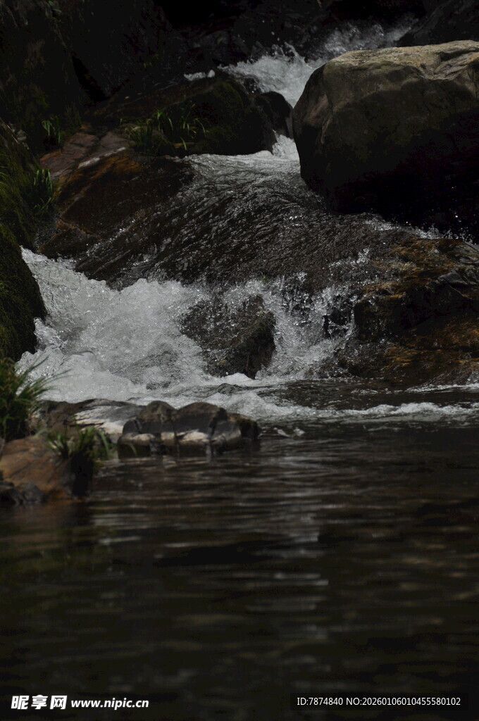 山间溪流 涌动自然之美