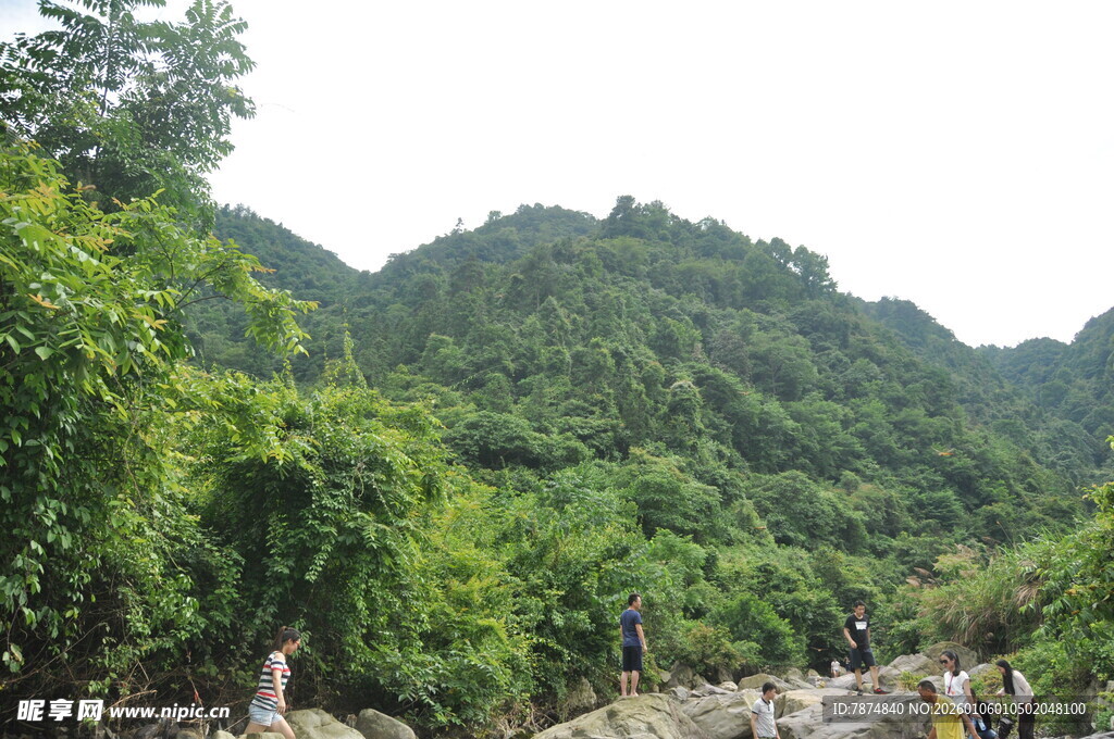 青山翠谷间的自然景致