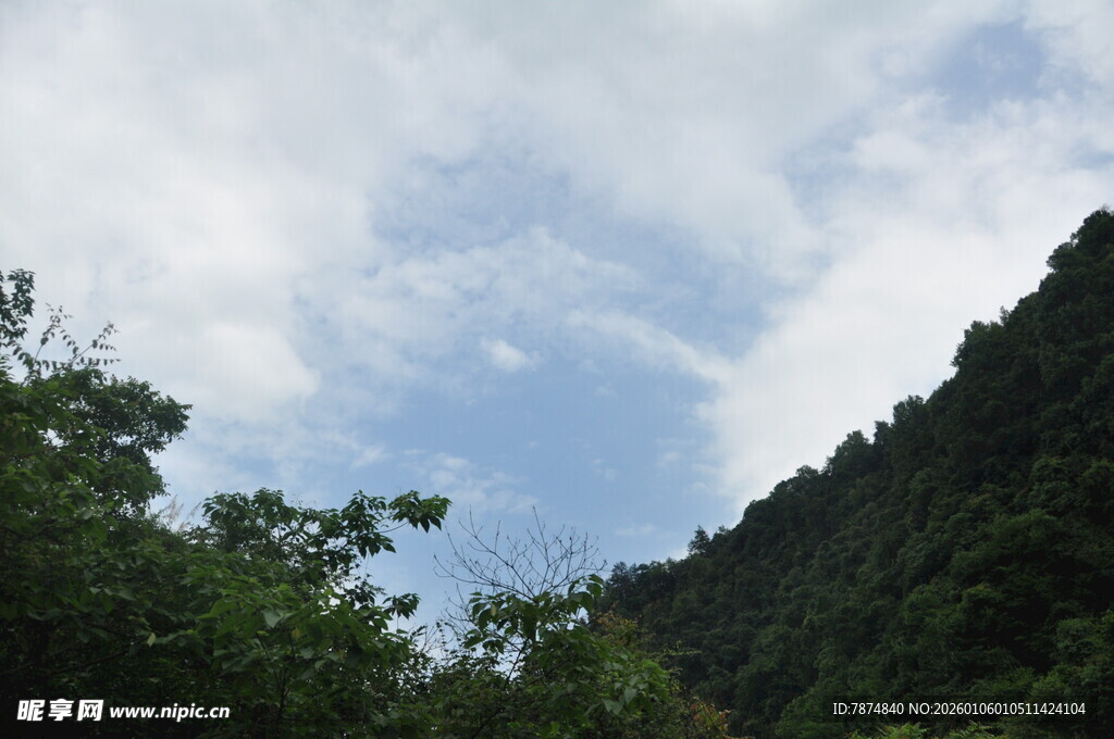 青山蓝天间的绿意景致