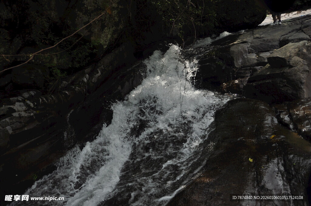 山间瀑布水流倾泻而下