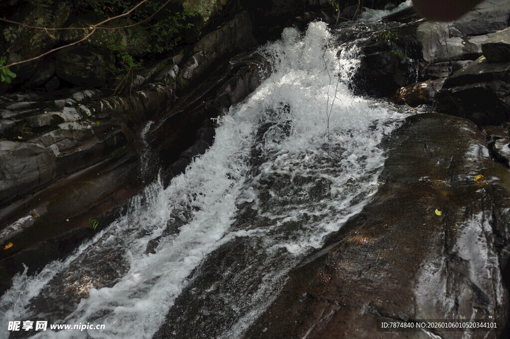 山间溪流瀑布景观
