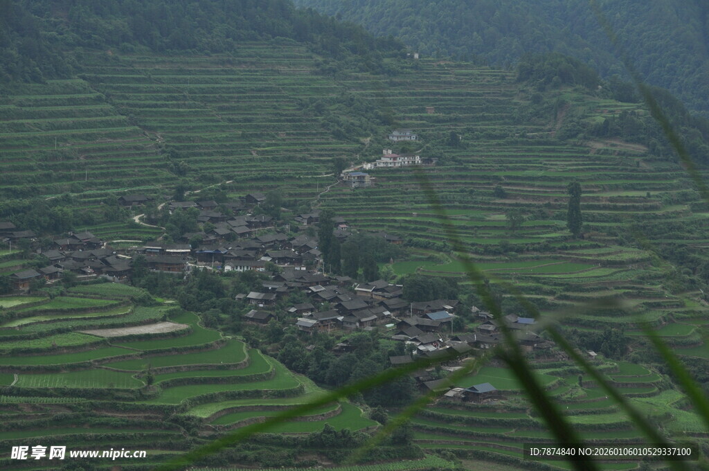 山间梯田村落美景