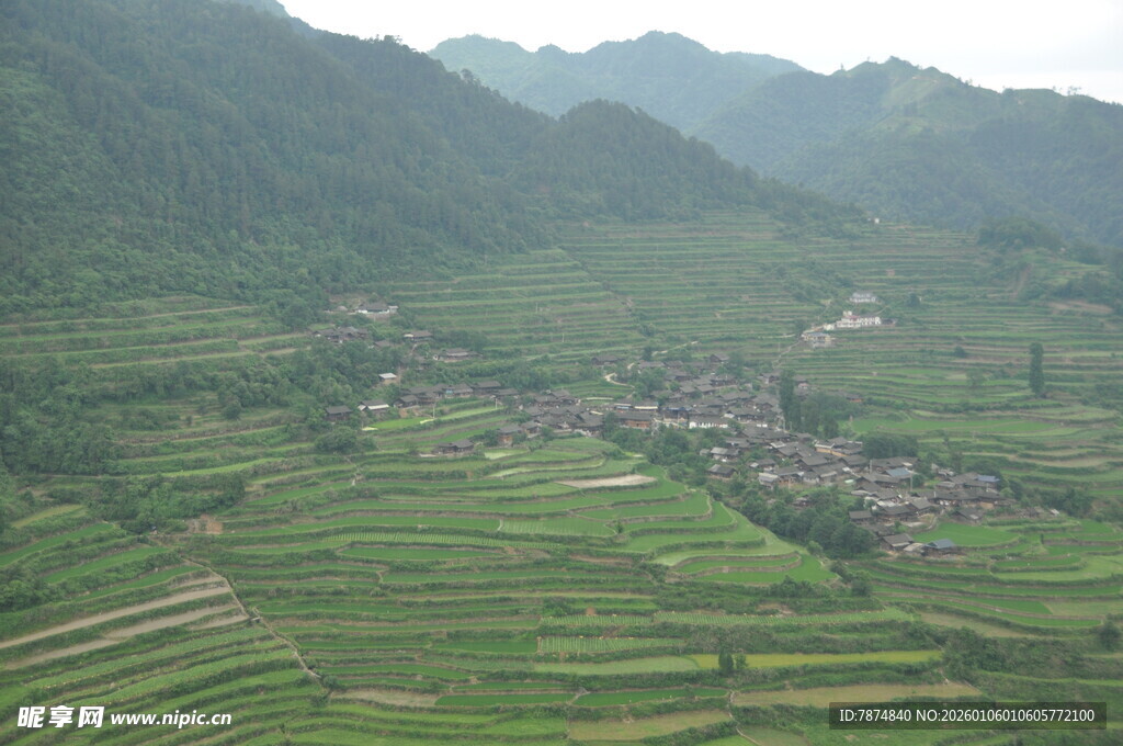 山间梯田村落美景