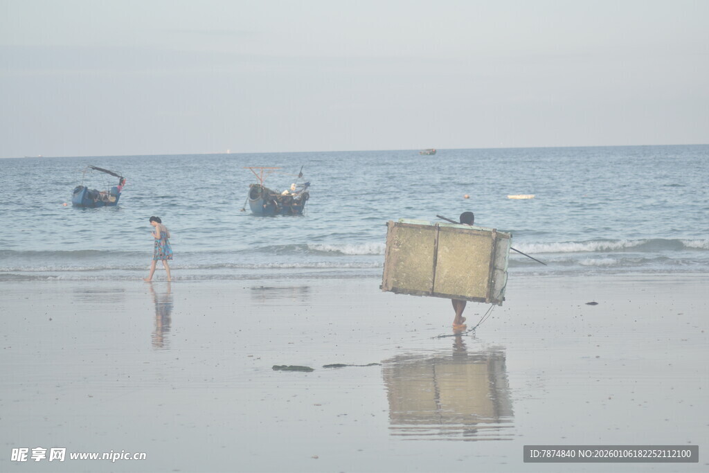 海滩上的简易标牌与船只