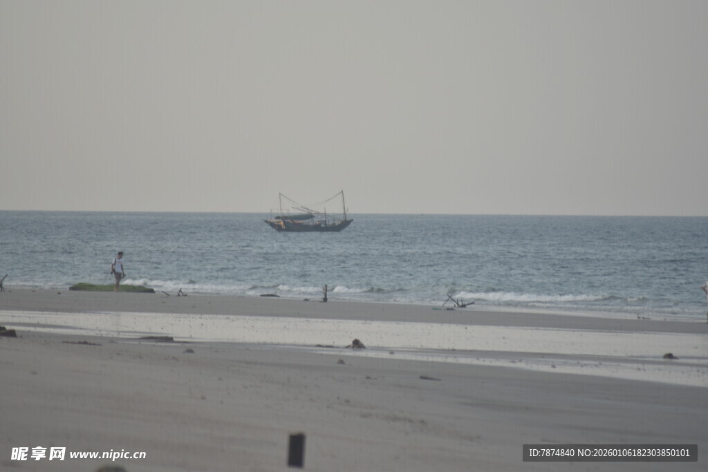 海边沙滩与远处航行船只