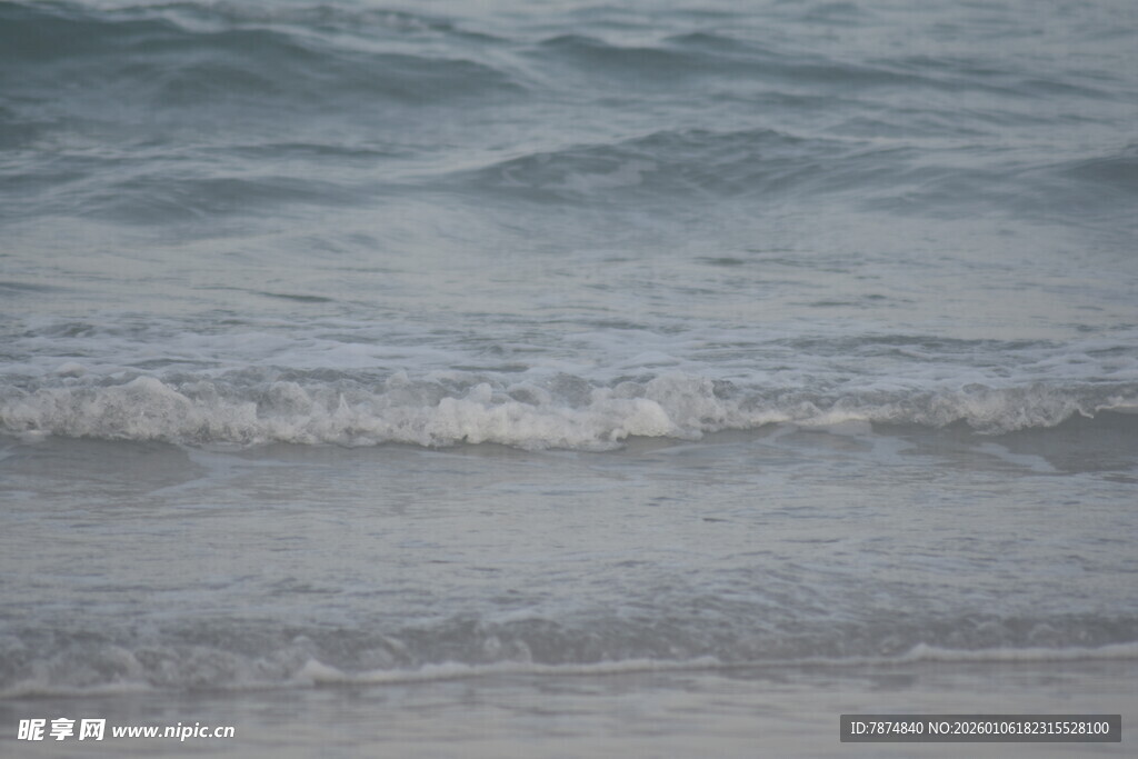 海边轻柔海浪景观