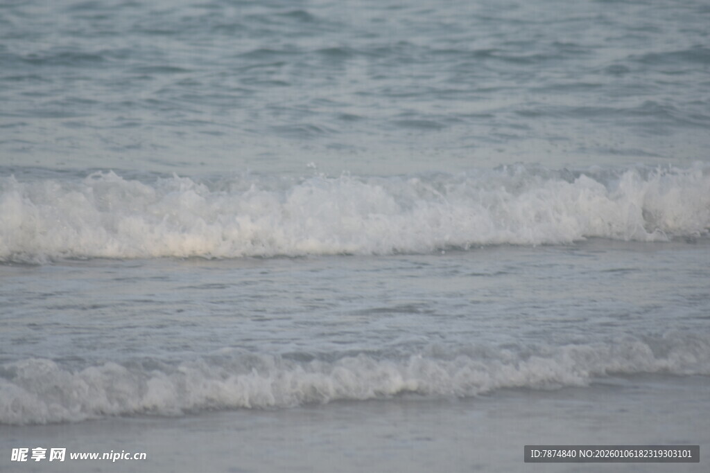 海浪轻拍沙滩的美丽瞬间