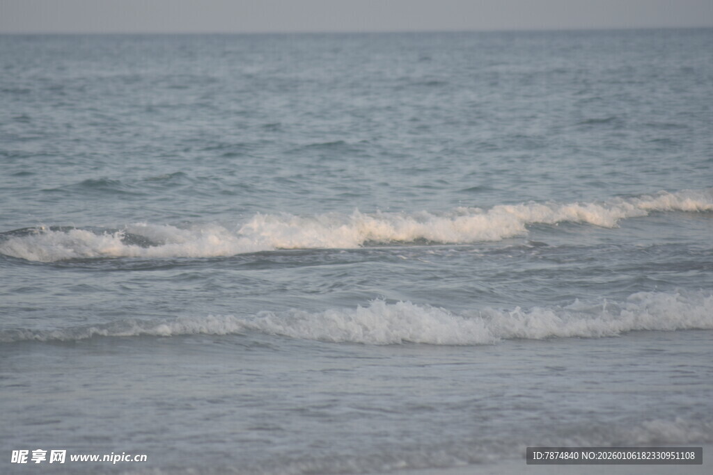 海边波浪涌动的美丽景象
