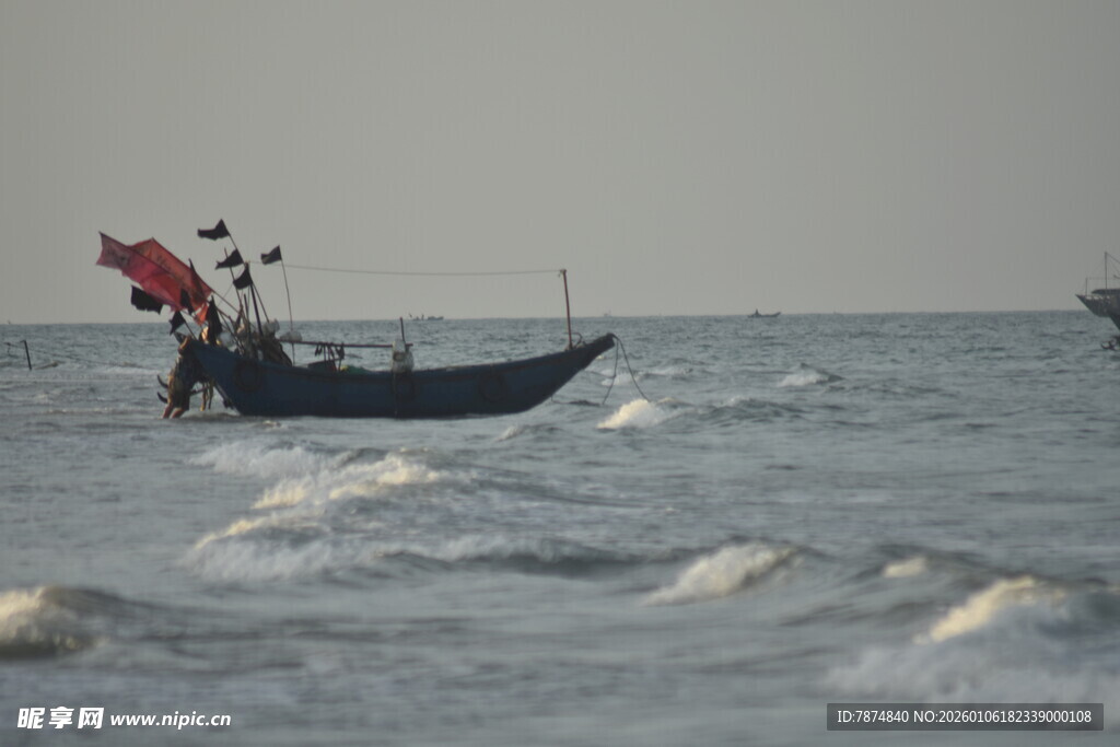 海上渔船飘扬红旗