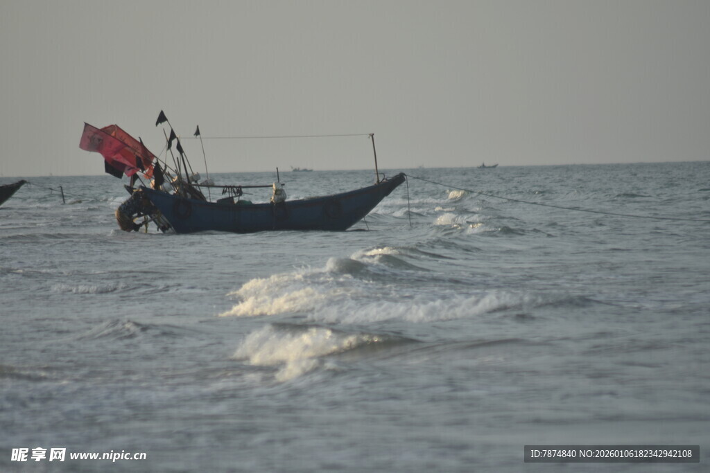 海上渔船破浪前行